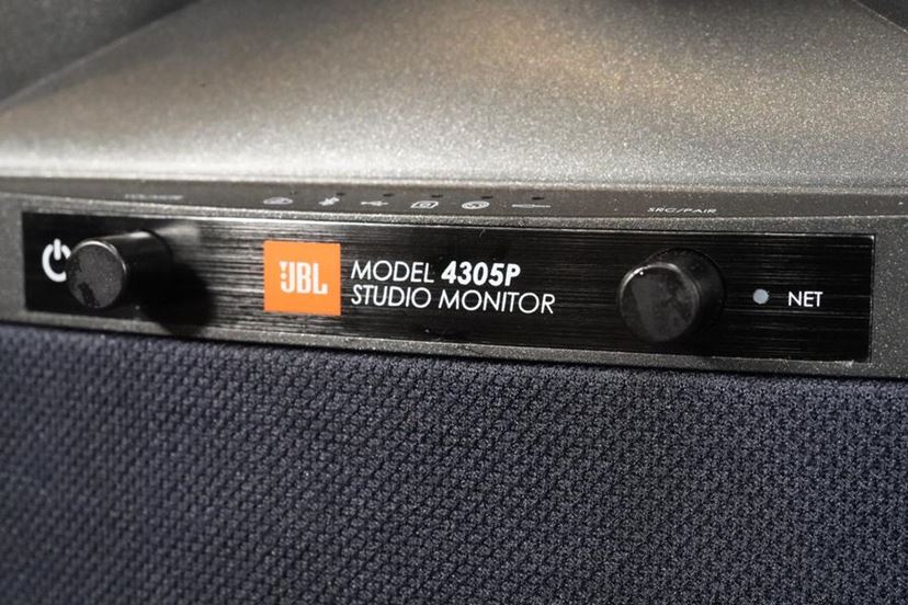 欲しい機能が全部盛り！ JBL「4305P」は小さいけどパワフルなパワードモニタースピーカーだった - 価格.comマガジン