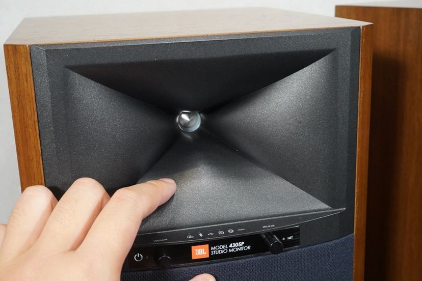 欲しい機能が全部盛り！ JBL「4305P」は小さいけどパワフルなパワードモニタースピーカーだった - 価格.comマガジン