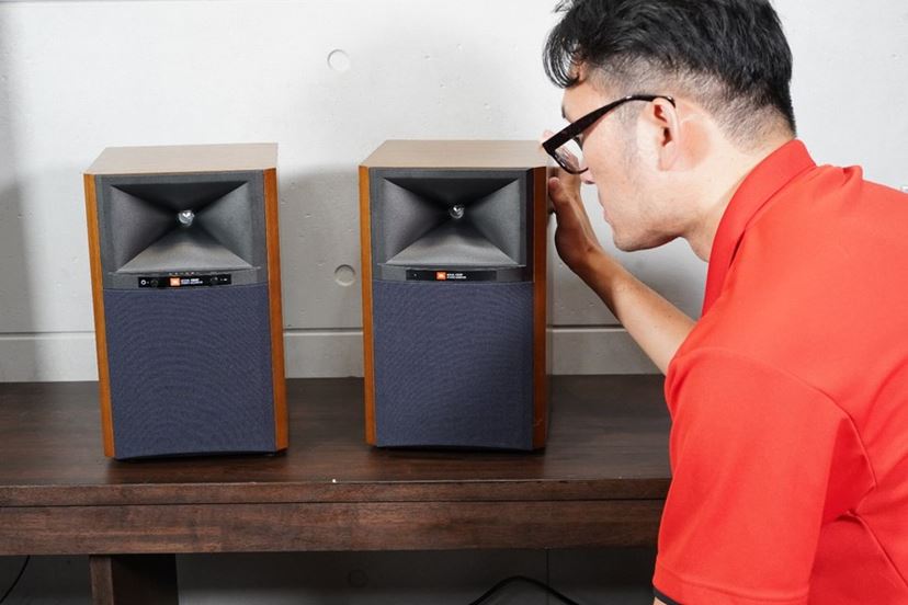 欲しい機能が全部盛り！ JBL「4305P」は小さいけどパワフルなパワードモニタースピーカーだった - 価格.comマガジン