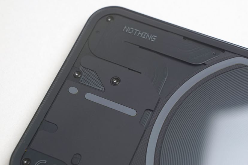 シンプルな操作性と唯一無二のデザインが魅力！ ミドルレンジスマホ