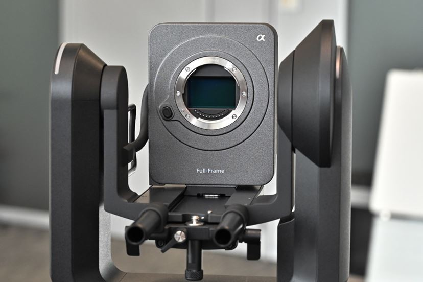 ソニー、パン・チルト対応のユニークなシネマカメラ「FR7」を発表