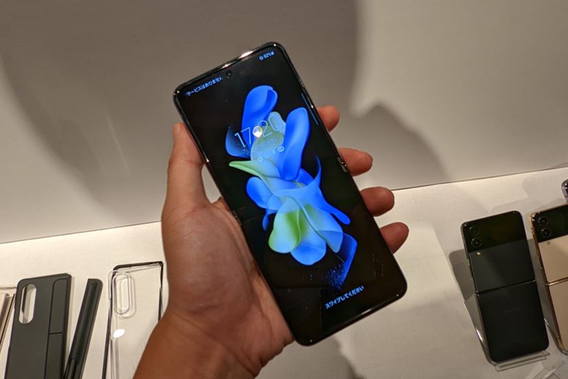 折りたたみスマートフォン ブラック 約6.7インチ 日本初の縦型折りたたみスマホが誕生 手のひらサイズで大画面