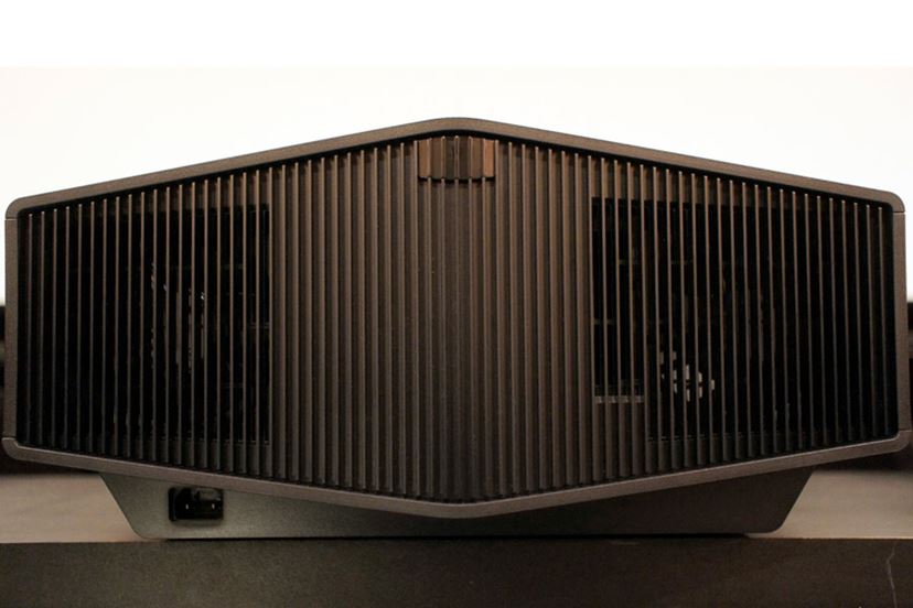 リアル4K”プロジェクター比較！「VPL-XW7000」「VPL-XW5000」vs