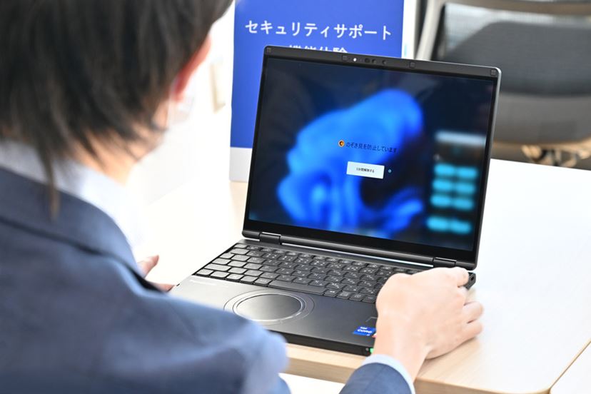 A4未満で重量約859g! 「Let's note SR」はまさに“究極”の A4未満で重量約859g! 「Let's note SR」はまさに“究極”の
