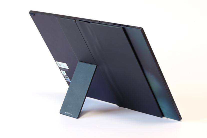 17.3型/12.5型の2サイズで使える、画面折りたたみ式PC「Zenbook 17