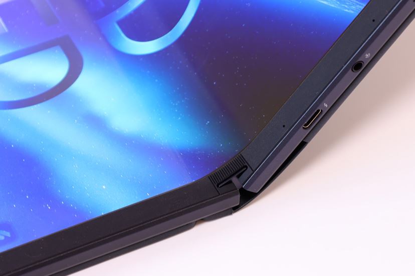 17.3型/12.5型の2サイズで使える、画面折りたたみ式PC「Zenbook 17