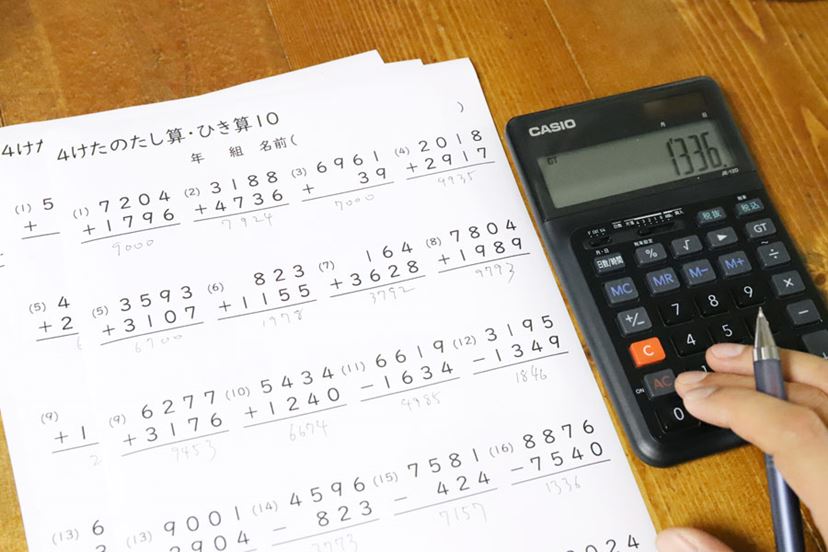 3度の傾き」で手にフィット！ カシオ「人間工学電卓」がサクサク打てて