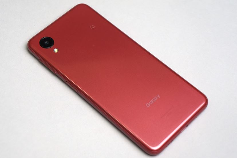 指紋センサー搭載で使いやすくなったエントリースマホ、サムスン