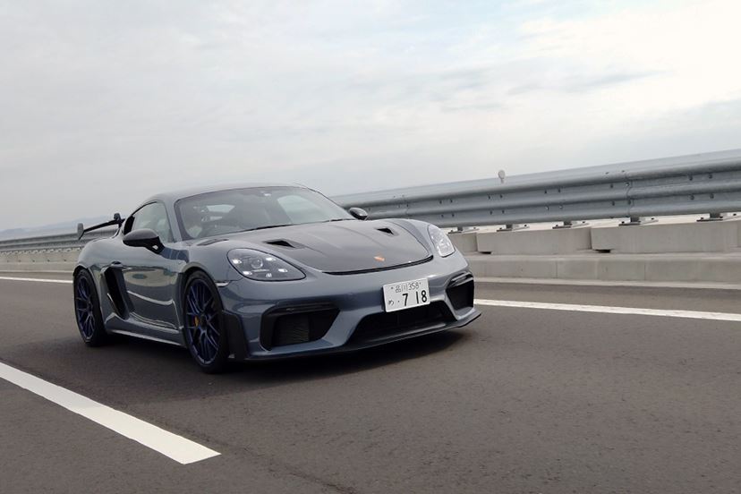 ポルシェ随一のスポーツモデル「718ケイマンGT4 RS」史上最高の試乗