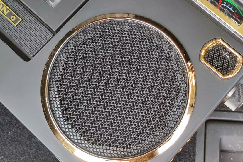 レトロな見た目なのに機能は最新なORIONのラジカセ「SCR-B7」で