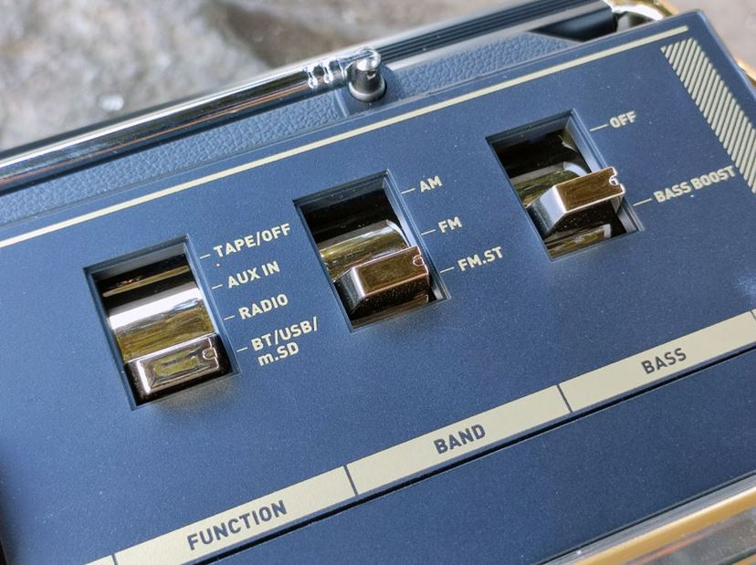 レトロな見た目なのに機能は最新なORIONのラジカセ「SCR-B7」で