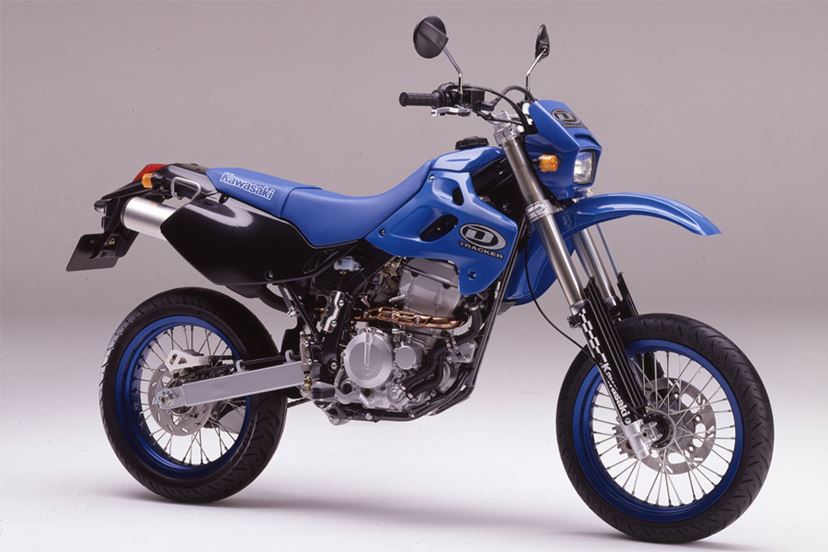 街乗りなら最速か!? カワサキ「KLX230SM」スーパーモトマシンがおもしろい - 価格.comマガジン