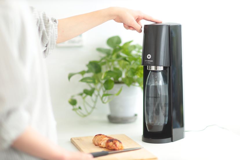 強炭酸もワンタッチ！ より簡単に生炭酸が作れる電動の新ソーダ