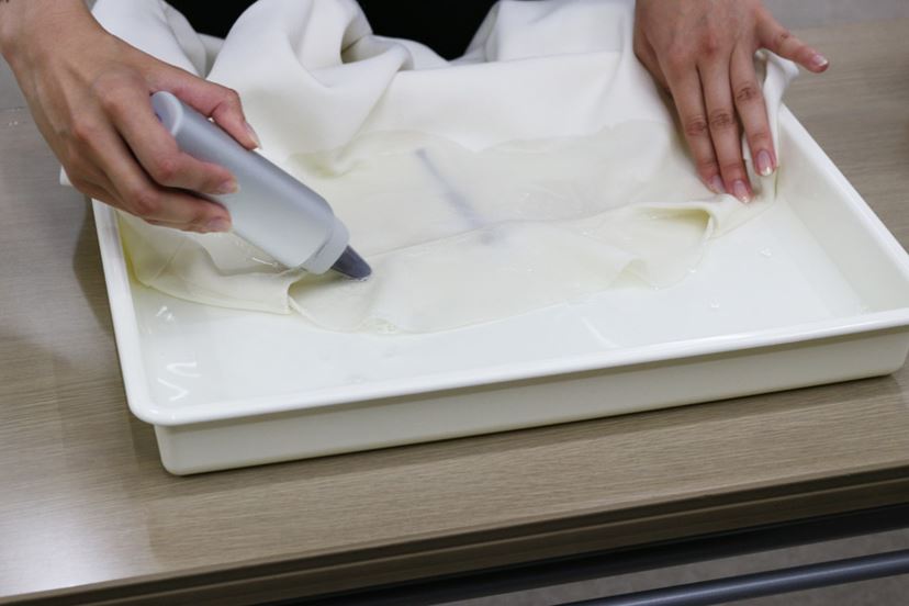 黄ばみ汚れも落とせるように！ 衣料用漂白剤に対応＆洗浄スピードが