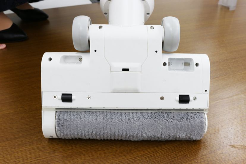 水拭きしながらゴミも吸う! AQUAの水拭きフロアクリーナー 水拭きしながらゴミも吸う! AQUAの水拭きフロアクリーナー