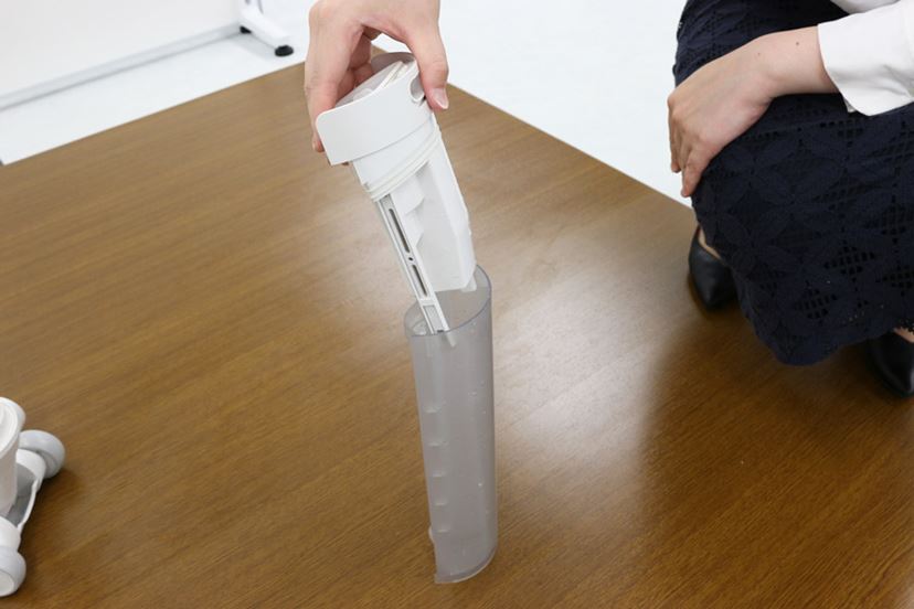 水拭きしながらゴミも吸う! AQUAの水拭きフロアクリーナー 水拭きしながらゴミも吸う! AQUAの水拭きフロアクリーナー