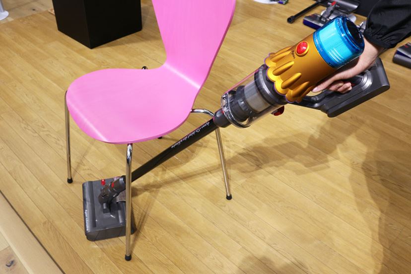 普通のコードレススティック掃除機として使えて水拭きもできる