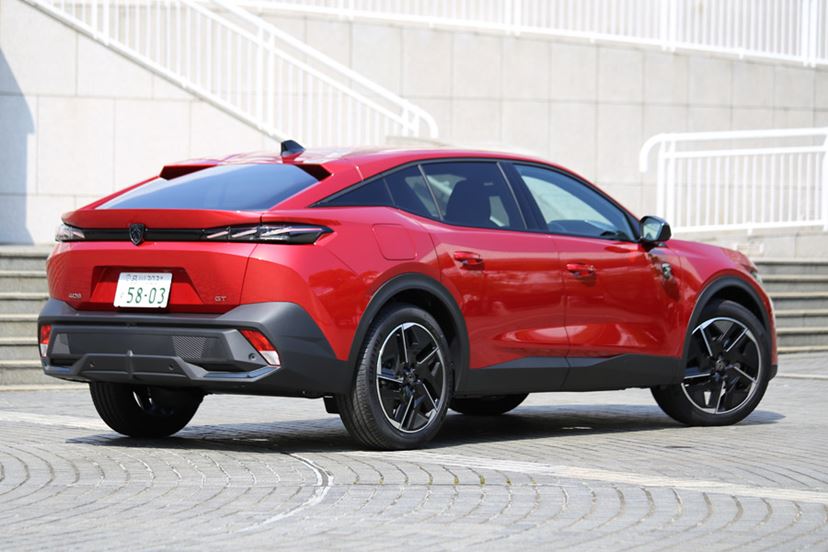 斬新デザインのプジョー新型「408」に試乗！ スポーツカー並みの