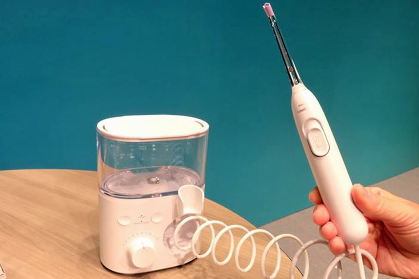 【新品】歯ブラシが届きにくい歯間に口腔洗浄機OralB AQUAJE据置壁掛け可 新品】歯ブラシが届きにくい歯間に口腔洗浄機OralB AQUAJE据置