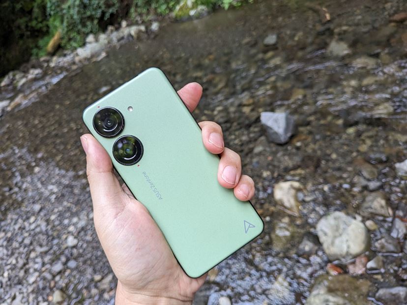 大きいスマホにない魅力！ ASUS「Zenfone 10」は小さくて使いやすさ