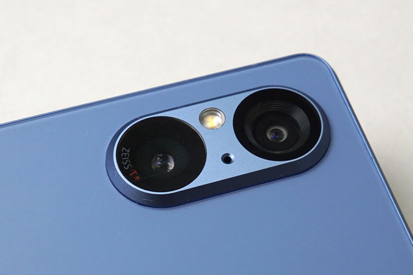 デュアルカメラ スマートフォン 青 ソニー「Xperia 5 V」レビュー！ 新しいデュアルカメラと長持ち電池が