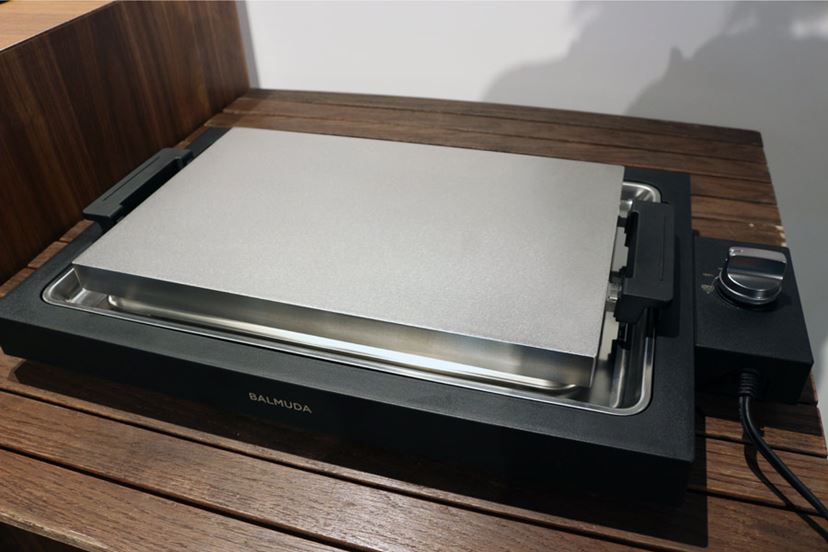 まるで鉄板焼き！ 6.6mm厚のプレートで焼く「BALMUDA The Plate