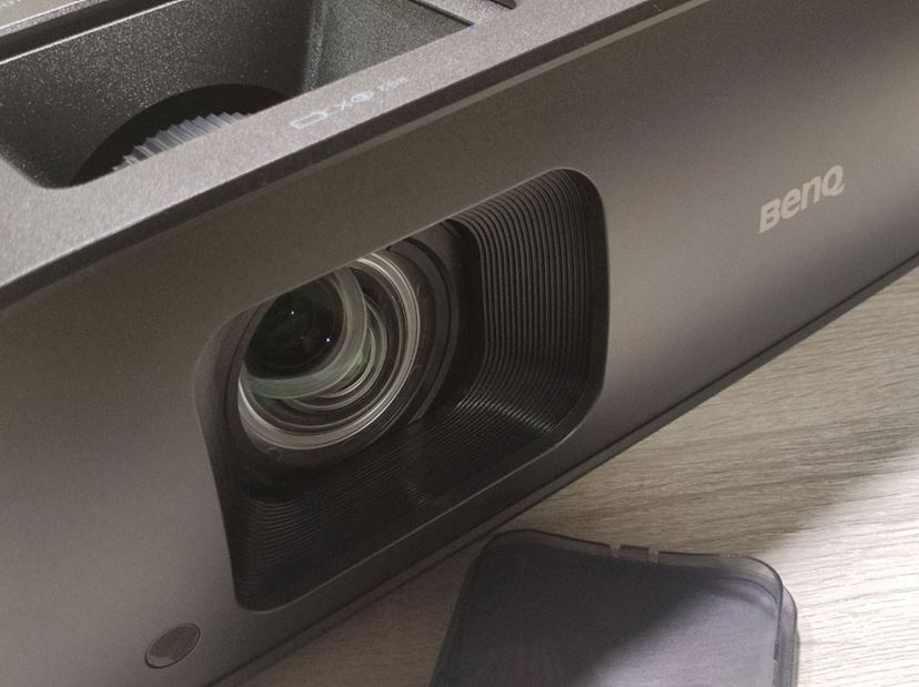 BenQ プロジェクター 本体 BenQ「HT4550i」実力チェック！ 満足度の高い映像と細やかな調整機能が