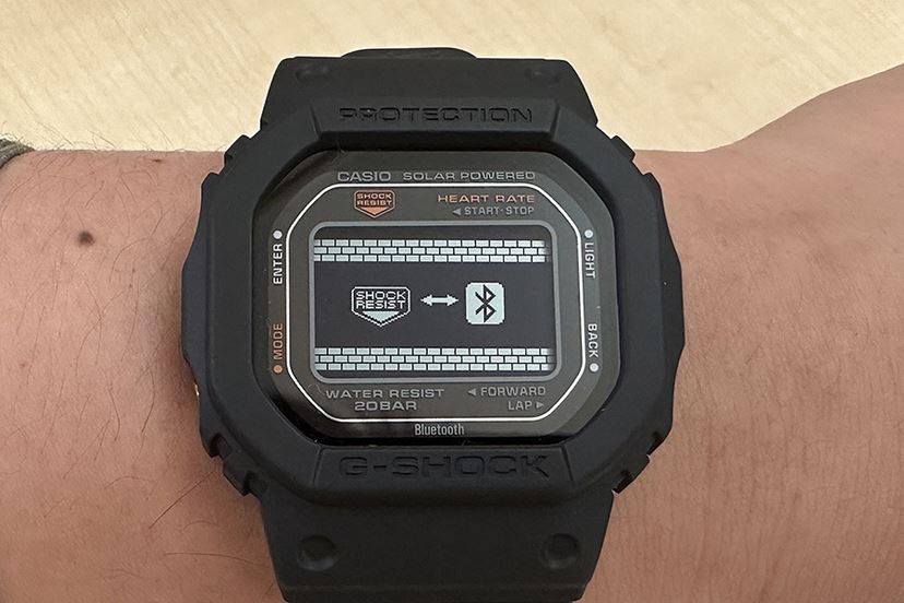 G-SHOCK初の角型デザイン×心拍計！ 生活が変わる「G-SQUAD DW