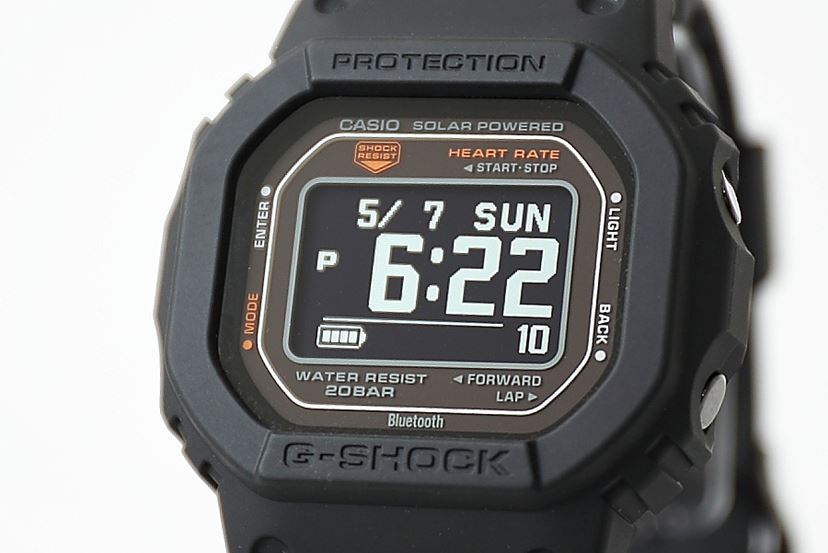 G-SHOCK初の角型デザイン×心拍計！ 生活が変わる「G-SQUAD DW