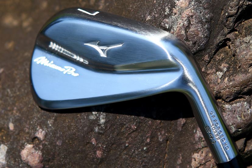 ミズノの“軟鉄”最高峰！ 「Mizuno Pro 241」で球を打つ愉悦について - 価格.comマガジン