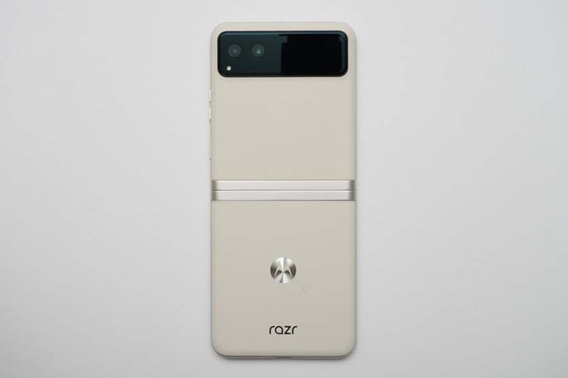 10万円切りの折りたたみスマホ「motorola razr 40」レビュー