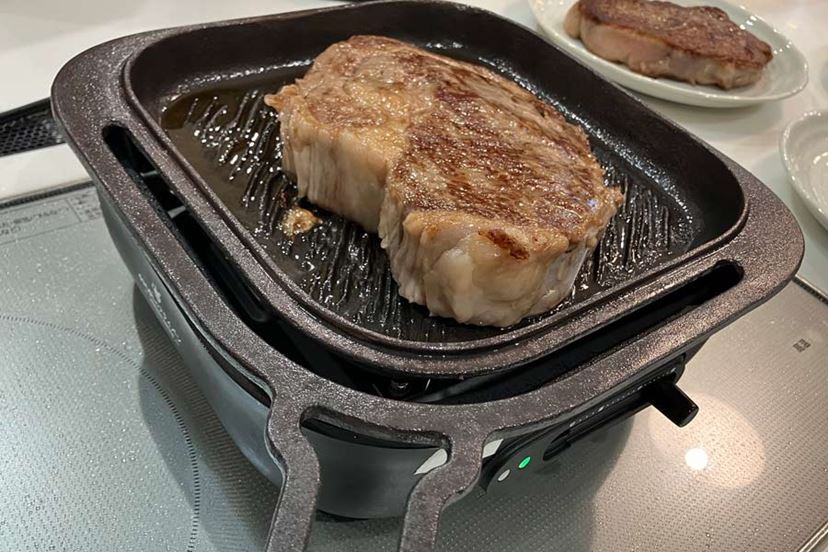 目指したのは「誰でも簡単に、世界でいちばんお肉をおいしく焼ける」電気卓上コンロ - 価格.comマガジン