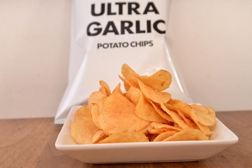 ホリエモンこと堀江貴文氏監修の大人気ポテトチップス「ULTRA GARLIC」を改めて味わってみた！ - 価格.comマガジン