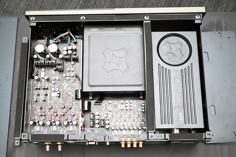 日本独自仕様も！ MAGNETARのユニバーサルプレーヤー「UDP900