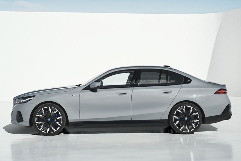 新型「5シリーズ」には600馬力のEVも！ BMWの中核セダンを詳細解説