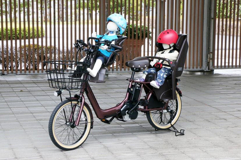 押し歩きが楽々！ 子どもの送迎に使う電動アシスト自転車には