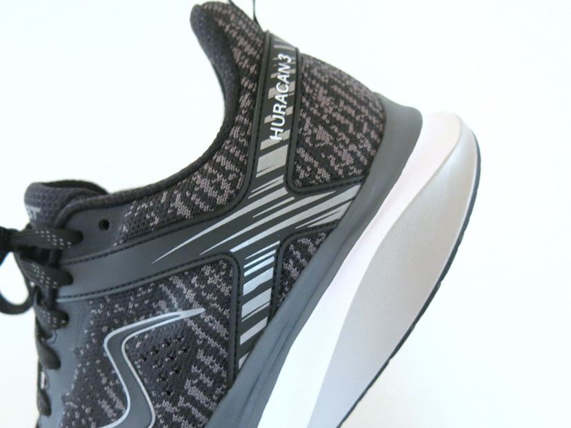 足腰に悩みを抱える人が履くべきMBT「ウラカン 3」！ よい姿勢を