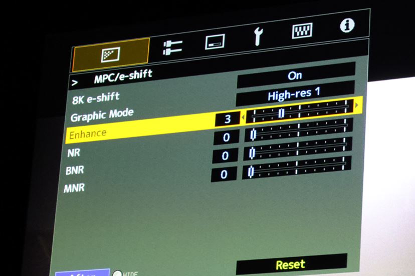 解像感ヤバい！ 300万円のビクター“8K”プロジェクターを見てきた