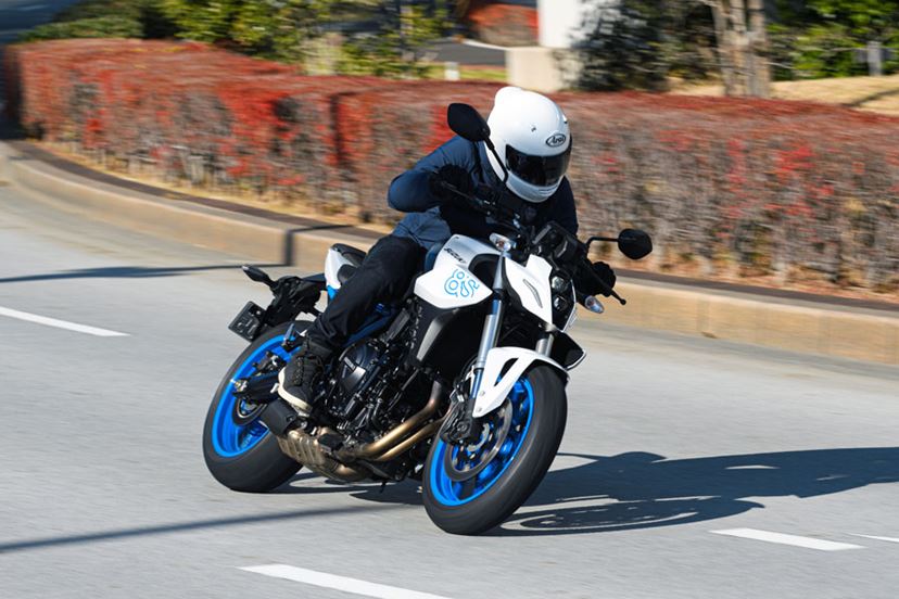 2気筒とは思えない不思議なフィーリング！ スズキ「GSX-8S」の走りを