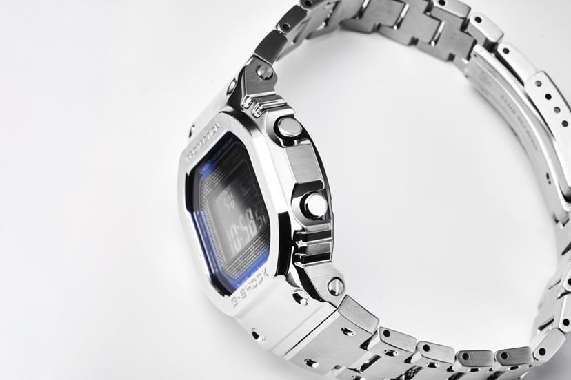 ブルーダイヤルが映えるフルメタル「G-SHOCK」は夏のエースを ブルーダイヤルが映えるフルメタル「G-SHOCK」は夏のエースを