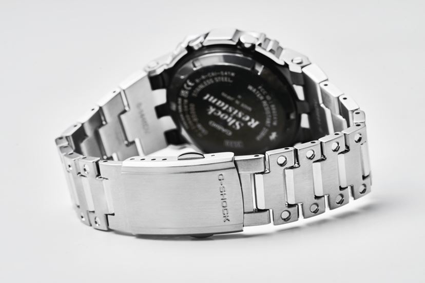 ブルーダイヤルが映えるフルメタル「G-SHOCK」は夏のエースを張る“万能