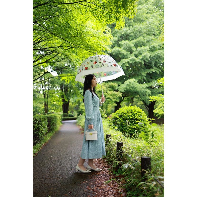 ポートレートは広角で撮ると面白い！ キヤノンの単焦点レンズを