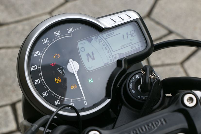 普通二輪免許で乗れるトライアンフ「スピード400」は単気筒の鼓動と速