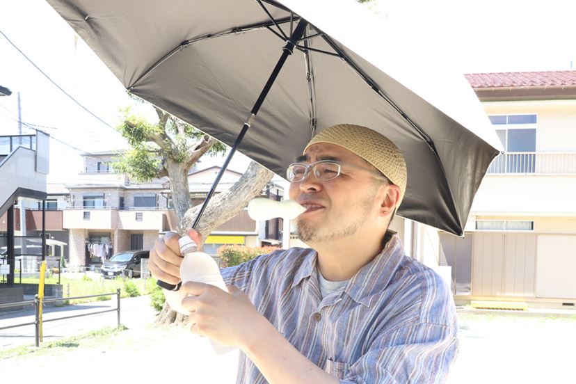 見た目はちょっとアレだけど……「背負える日傘」が猛暑も快適にし