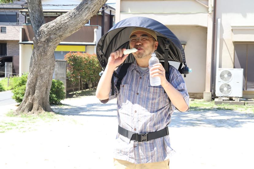 見た目はちょっとアレだけど……「背負える日傘」が猛暑も快適にしてくれ