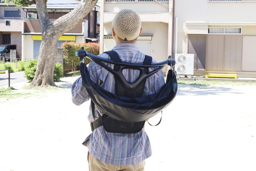 見た目はちょっとアレだけど……「背負える日傘」が猛暑も快適にし