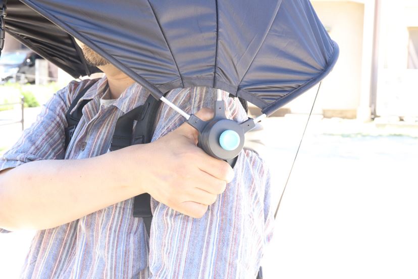 見た目はちょっとアレだけど……「背負える日傘」が猛暑も快適にし