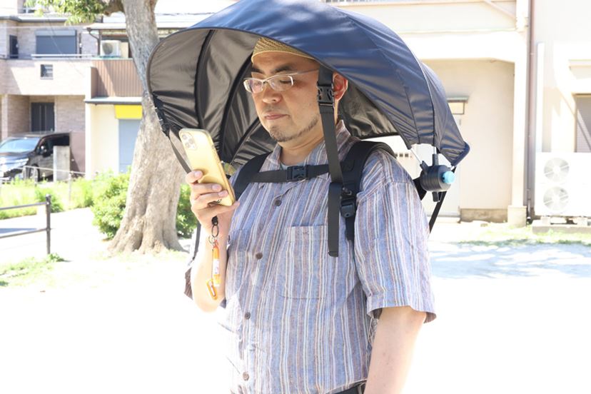 見た目はちょっとアレだけど……「背負える日傘」が猛暑も快適にし
