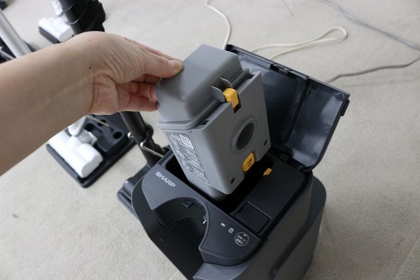 静音性抜群！ シャープから初のステーション付きスティック掃除