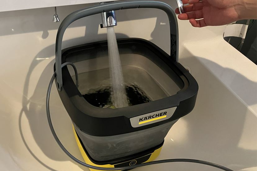 高圧洗浄機の“面倒くさい”を解消！ バッテリーとホースの付いた